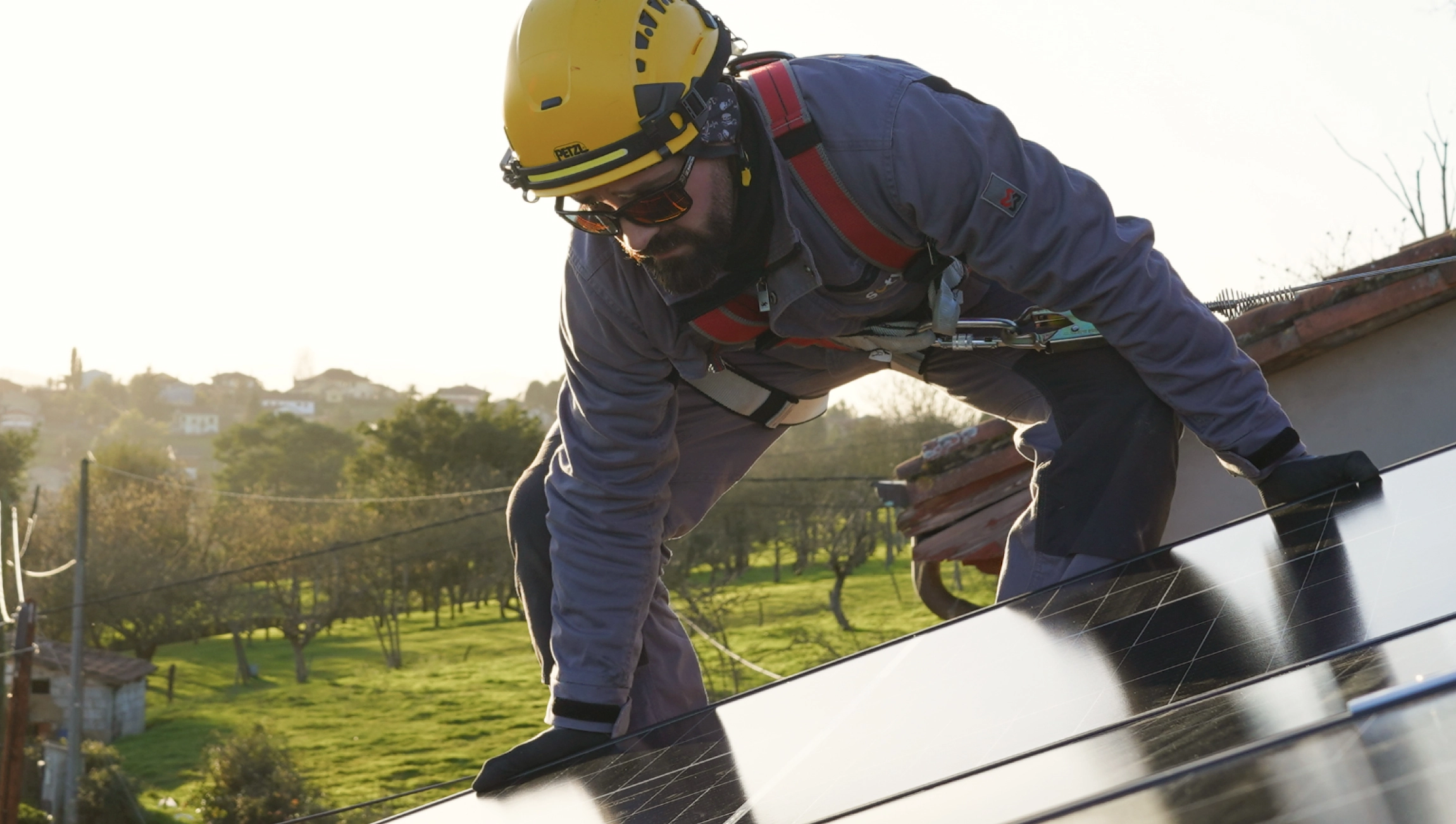 Ilustración de un edificio de viviendas que tiene una instlación fotovoltaica,en la que se ve a personas haciendo tareas diarias por las ventanas